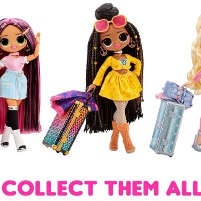 Três bonecas com malas coloridas e texto COLLECT THEM ALL