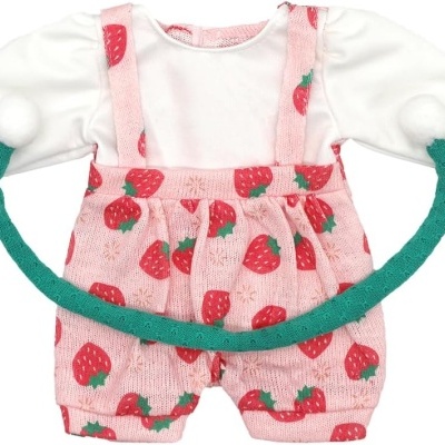 Roupa de bebé com camisa branca e macacão rosa com padrão de morangos e detalhe em tecido verde