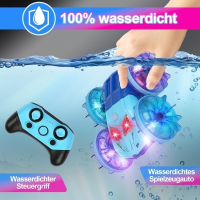 Carrinho de brinquedo azul com rodas iluminadas e comando azul e preto submerso em água