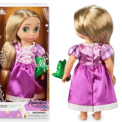 Boneca Disney Animators Collection com vestido roxo e cabelo loiro em embalagem transparente