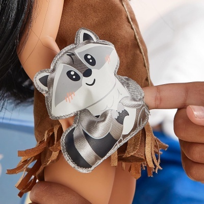 Adesivo de guaxinim em tecido no braço de boneca com vestido castanho de franjas