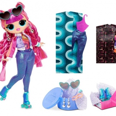 Boneca rosa com roupas e acessórios coloridos para troca