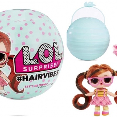 Conjunto de brinquedo LOL Surprise com bola azul com pontos rosa e duas bonecas, uma pequena com cabelo rosa e uma maior com óculos de sol cor-de-rosa.