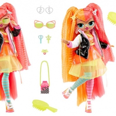 Duas bonecas coloridas com acessórios variados em fundo branco