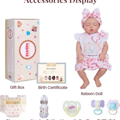 Boneca Reborn com acessórios como fralda, mamadeira, chupetas e chocalhos em fundo branco