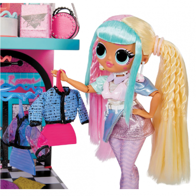 Boneca com cabelo longo colorido segurando roupas em cabides