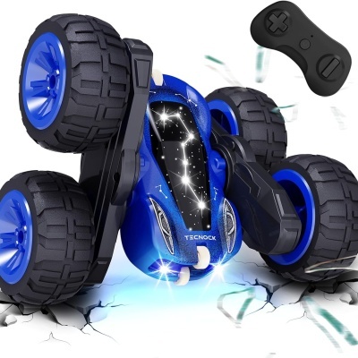 Carrinho de brinquedo azul e preto com rodas grandes e comando preto