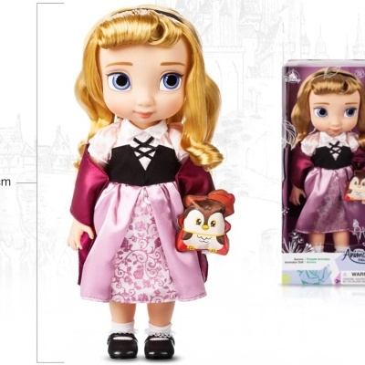 Boneca Disney com vestido rosa e vermelho, cabelo loiro e brinquedo de esquilo