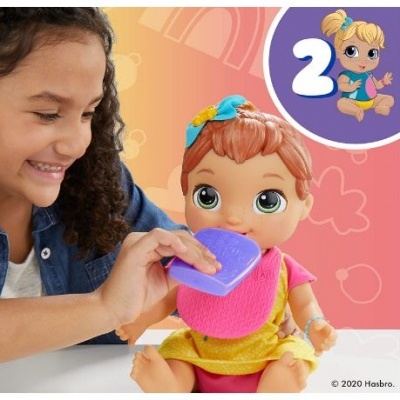 Criança a escovar cabelo de boneca bebé com roupa colorida e acessório azul