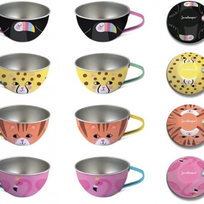 Tigelas metálicas coloridas com alças e desenhos de animais com texto