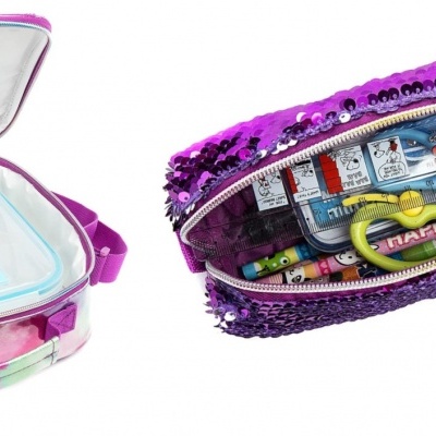 Duas bolsas pequenas, uma térmica rosa e lilás com uma lata de Coca-Cola e outra roxa com lantejoulas aberta com objetos dentro.