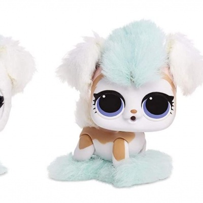 Três figuras de pelúcia com olhos grandes, uma branca, outra branco e castanho, e a última com touca de coelho rosa