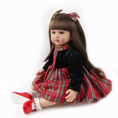 Boneca sentada com vestido tartan vermelho e casaco preto
