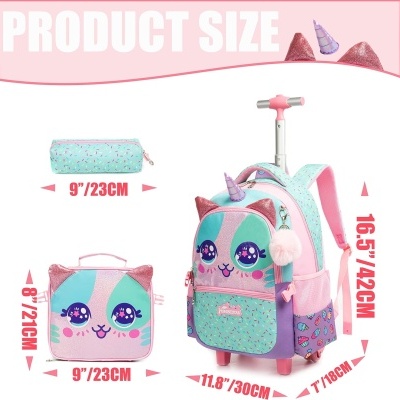 Mochila de rodinhas, estojo e lancheira com tema de gato unicórnio em cores rosa, azul e lilás com padrões e medidas visíveis.
