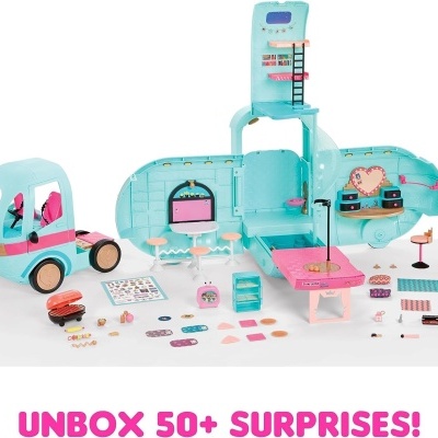 Brinquedo conjunto casa/trailer azul e rosa com móveis e acessórios variados.