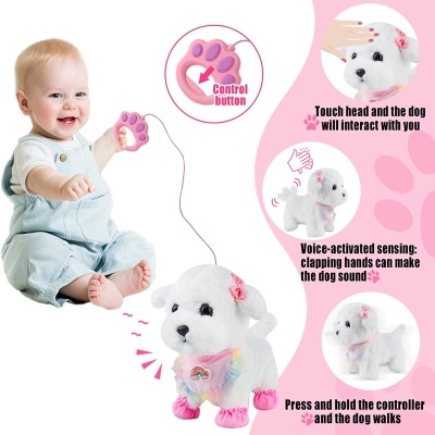 Criança a brincar com cão de peluche branco com controlo em forma de pata