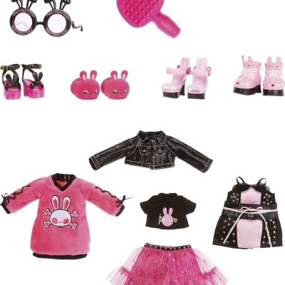 Roupa e acessórios para bonecas com tema coelho em rosa e preto, incluindo casaco, saia, sapatos, escova e óculos.