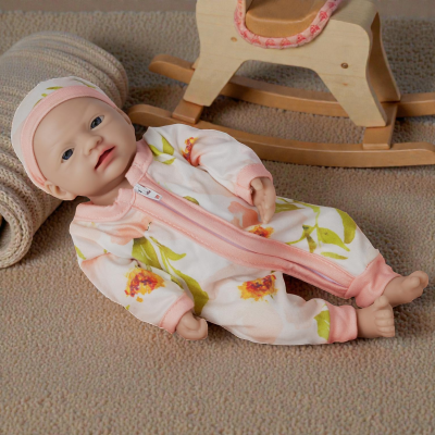 Boneca bebé vestida com fato floral rosa e baloiço de madeira