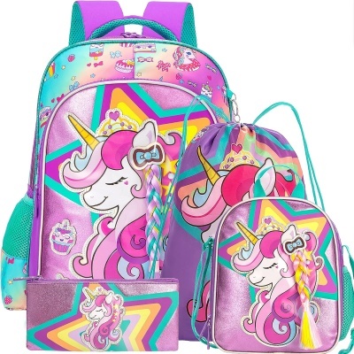 Conjunto de mochilas e carteira com desenho de unicórnio cor-de-rosa sobre fundo lilás e estrela colorida