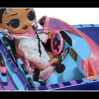 Boneca sentada num carro de brinquedo azul com volante rosa.