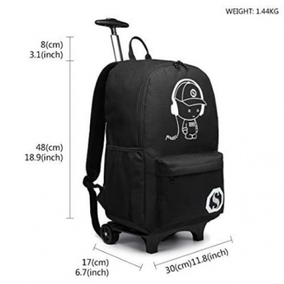 Mochila preta com rodas e botão extensível com personagem e símbolo branco