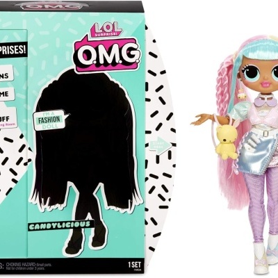 Boneca LOL Surprise OMG Candylicious com cabelo colorido e roupagem brilhante ao lado da caixa