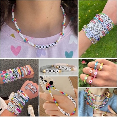 bijutarias coloridas feitas com contas de plástico com palavras e símbolos em diferentes estilos