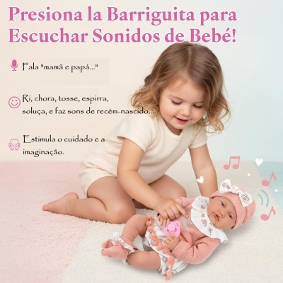 Bebé a brincar com boneca vestida de rosa num tapete, com texto em espanhol sobre sons de bebé.