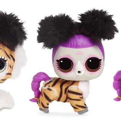 Três bonecas LOL Surprise com fatos de animais e cabeças grandes.