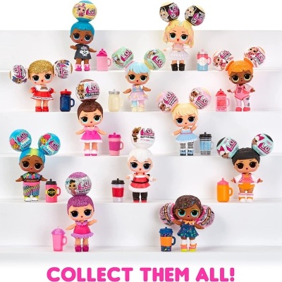 Conjunto de bonecas LOL Surprise coloridas com garrafas, dispostas em prateleiras brancas.
