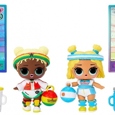Duas bonecas LOL Surprise com roupa de futebol, bolas e bases com nomes de países em fundo branco.
