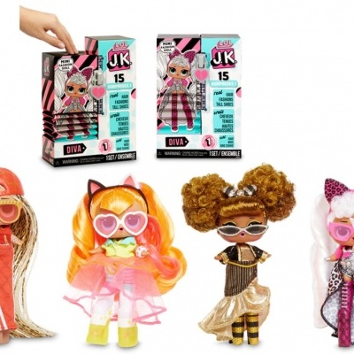 Quatro bonecas de brinquedo em frente a duas caixas com texto JK 15 e DIVA em fundo branco