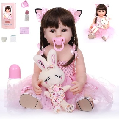 Boneca bebé com vestido rosa e chupeta rosa segurando coelho de peluche