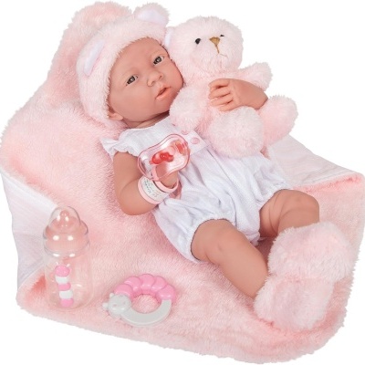 Boneca bebé realista com roupinha branca e acessórios cor de rosa