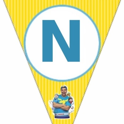 Bandeirola triangular amarela com letra N azul e imagem de homem com bonecas.