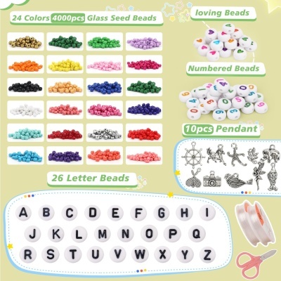 Conjunto de contas coloridas, numeradas, com letras e pendentes para bijuteria com linha e tesoura