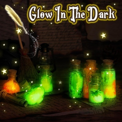 Frascos brilhantes no escuro com líquidos coloridos e texto Glow In The Dark