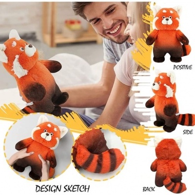 Peluche de panda vermelho com várias vistas e esboço de design, criança e adulto sorrindo ao fundo.