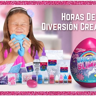 Kit de slime unicornio com vários frascos coloridos e glitter ao lado de uma criança segurando slime