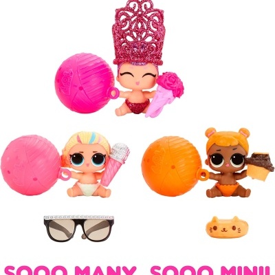 Três bonecas pequenas com acessórios e bolas plásticas coloridas, texto rosa 'SOOO MANY, SOOO MINI!' no fundo branco.