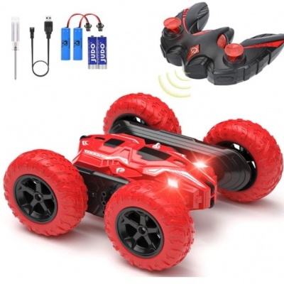 Carro brinquedo vermelho e preto com controle remoto e pilhas