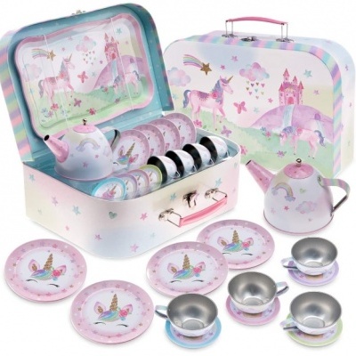 Conjunto de chá infantil com mala e peças decoradas com unicórnios e castelos em múltiplas cores