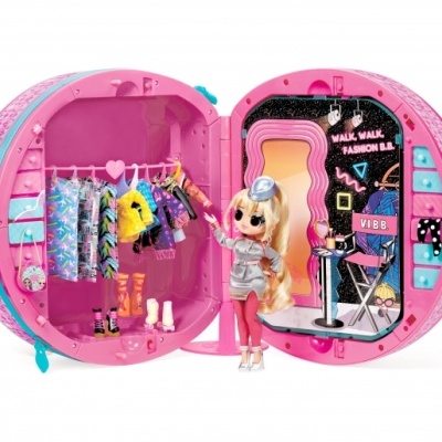 Conjunto de brinquedo mala cor-de-rosa aberto com boneca loira e roupas coloridas