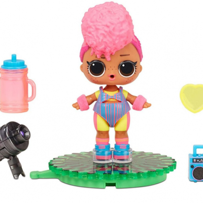 Boneca colorida com acessórios de copo, óculos, altifalante e rádio