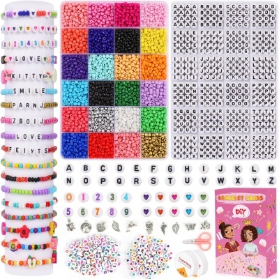 Kit de contas coloridas para pulseiras com letras, números, corações, e acessórios em caixa rosa ilustrada.