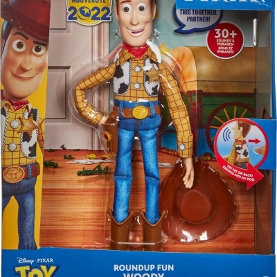 Boneco Woody Toy Story com chapéu na embalagem azul com texto e fundo de madeira
