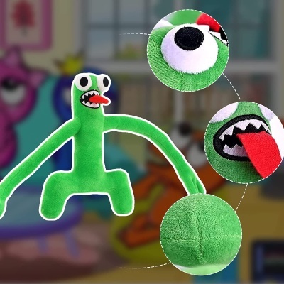 Boneco de peluche verde com olhos e boca detalhados