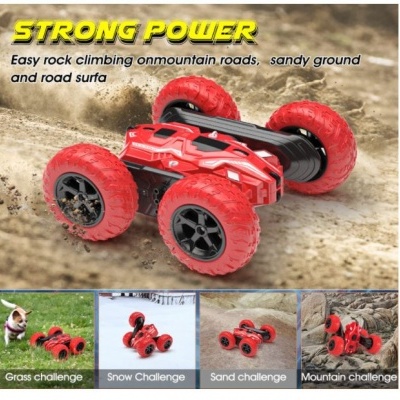 Carro RC vermelho para vários terrenos com grandes rodas vermelhas em chão arenoso