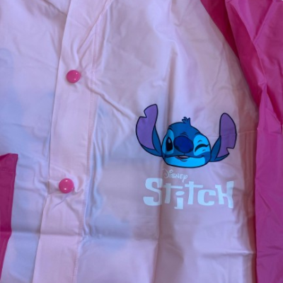 Casaco infantil rosa com personagem Stitch e texto Disney Stitch