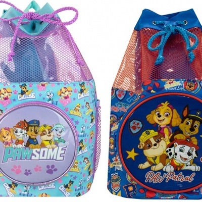 Mochilas infantis da Patrulha Pata com estampas coloridas e bolsas frontais redondas.